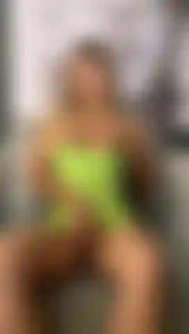 Frotando mis tetas y mi coño.