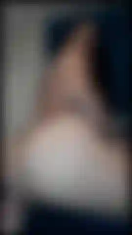 Bigass llena de movimientos sexys con aceite y coño disponible.