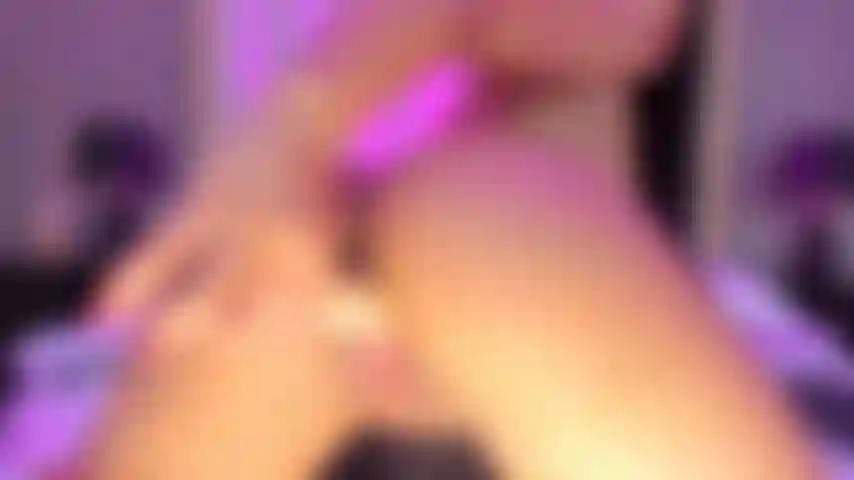 Estilo perrito con consolador grande, coño mojado, gemidos deliciosos.