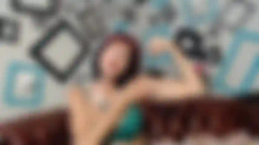 Topless flexionando.