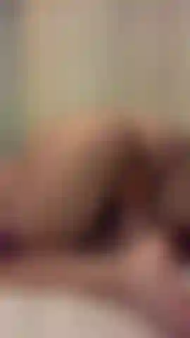 Uso mi vibrador mientras me inclino para ti. Jugo jugoso!