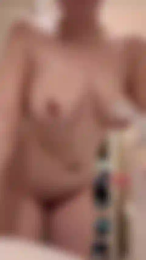 Masaje con aceite para mis tetas regordetas y mi coño rosado.