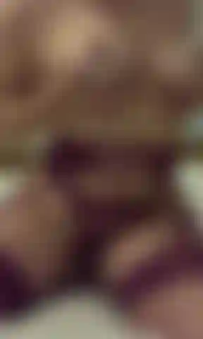 Mírame rebotar y jugar con estas tetas turgentes para ti..