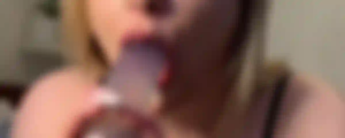 Chupando y atragantándome con mi consolador para @deadlywisdom. ¡Disfruta papi!