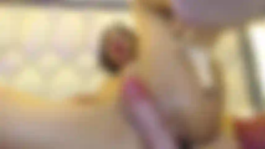 Frotando mi consolador en mi coño muy mojado.