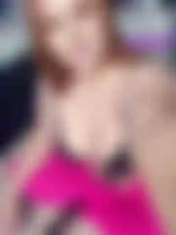 Una máquina de follar que lleva medias rosas hasta los muslos.