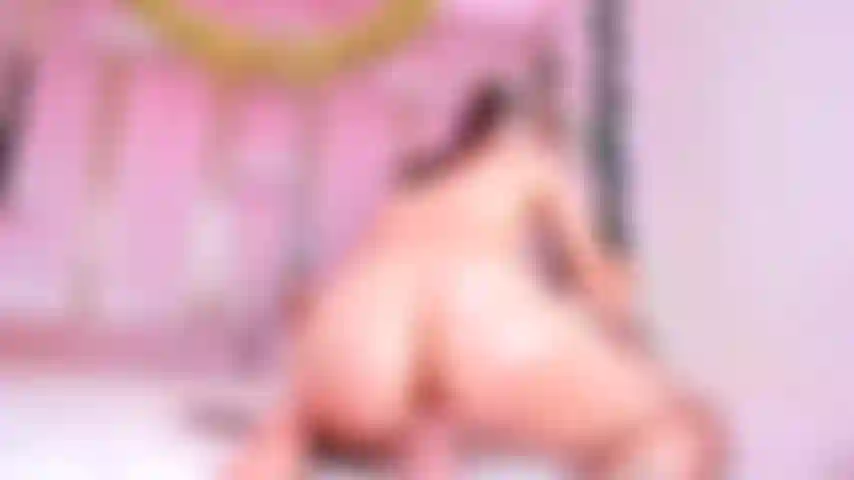 Quiero cabalgar tu deliciosa polla hasta que explote de placer dentro de mi coño mojado.