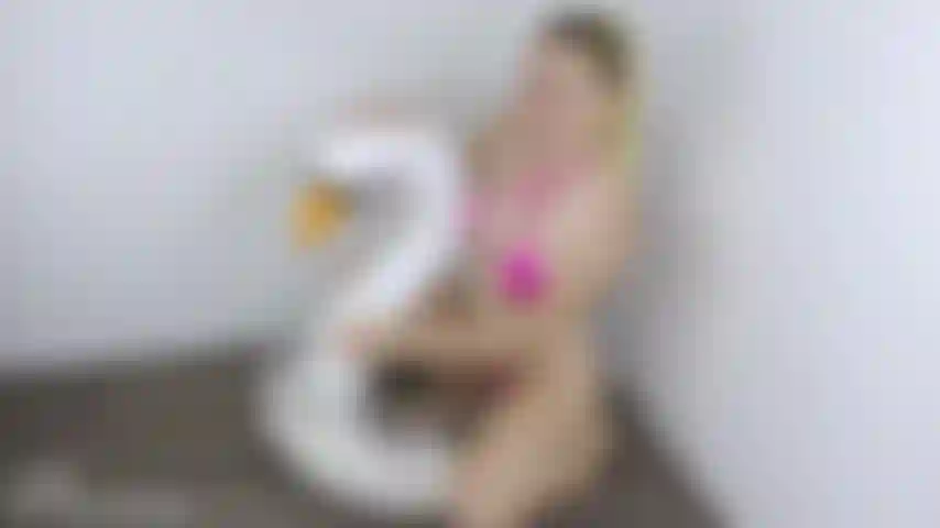 V485 orgasmo de molienda de coño en flotador de cisne.