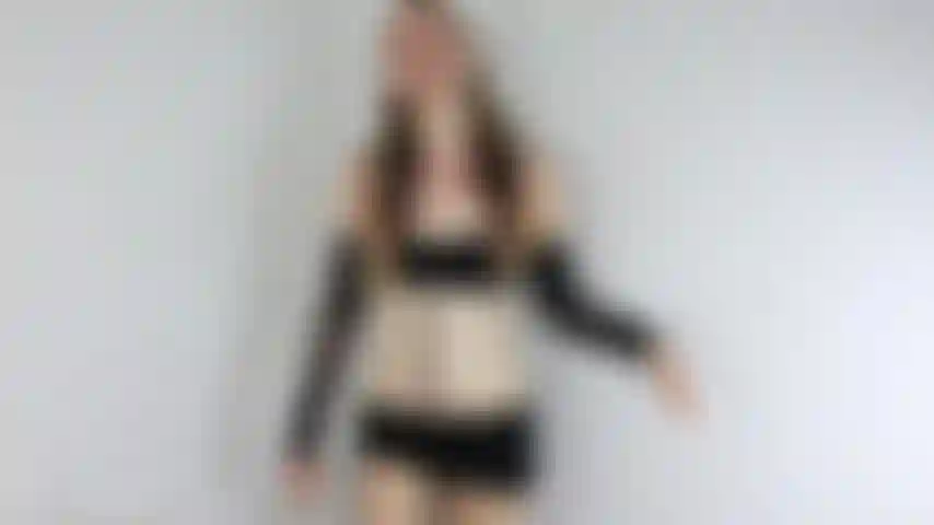 V548 chica futa fetichista de pies se corre sobre ti.