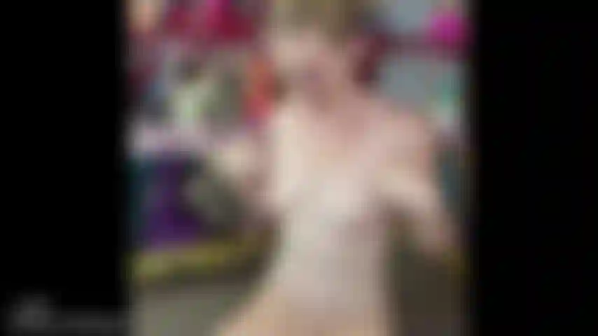 V483 frotando loción de aloe en mi quemadura solar.