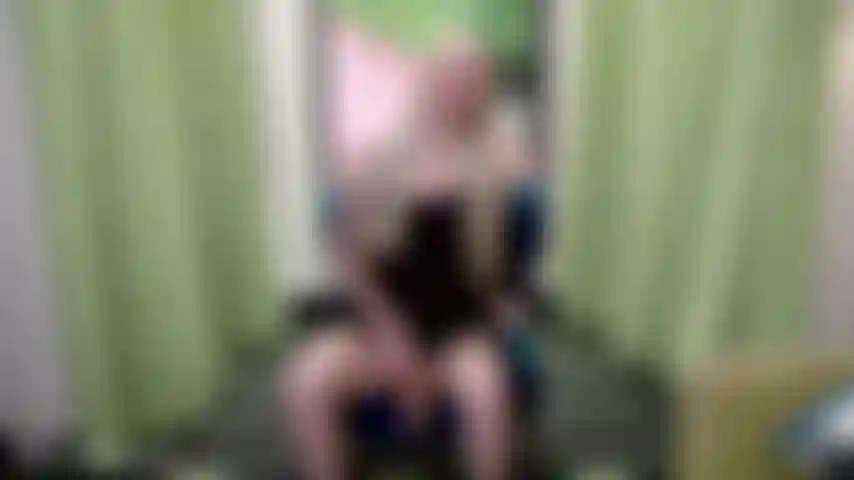 V651 rubia futa joi en ventana de hotel.