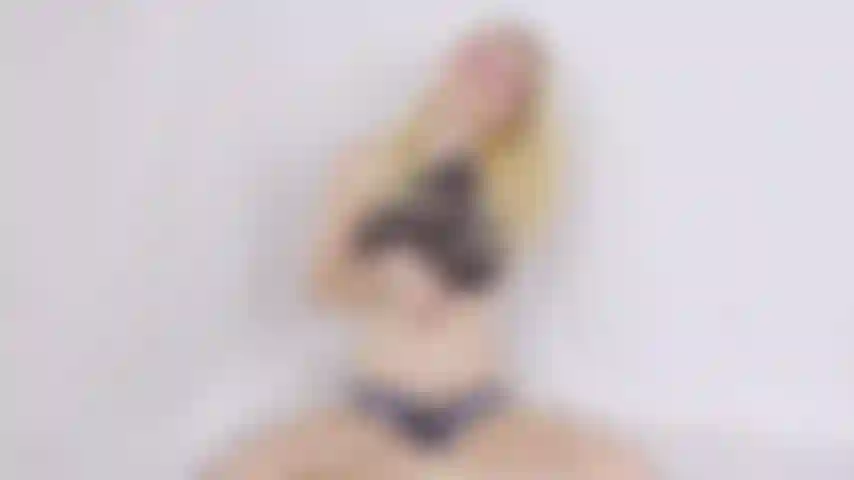 V437 bordeando mi coño con varita mágica.