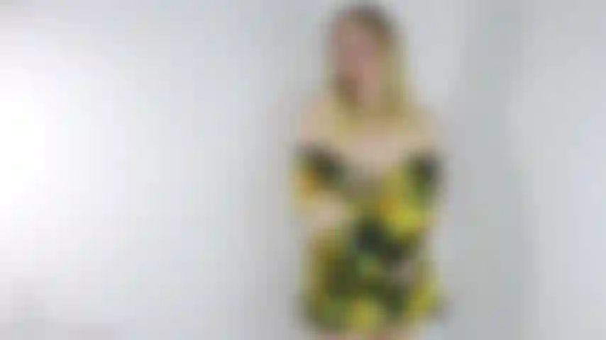 V496 zorra tímida confiesa deseos de correrse.