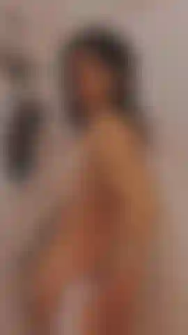 Siendo una niña traviesa en la ducha.