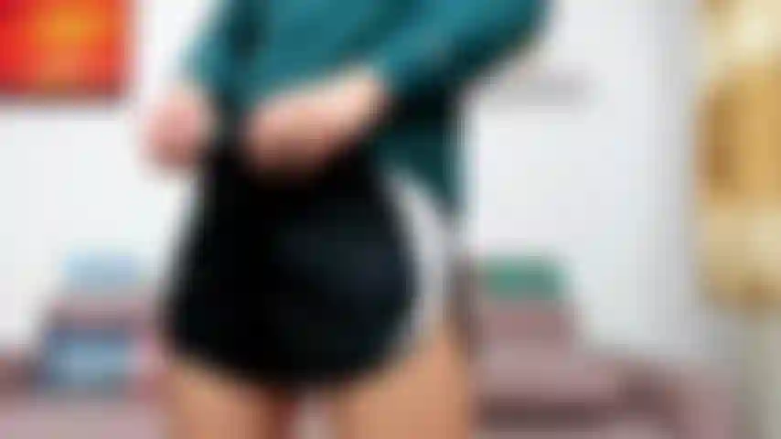 Masturbándome con la camiseta puesta, jugando con mis bolas y enseñando el culo con las piernas en alto.