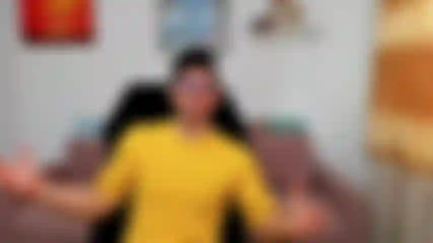 Me flexiono desnudo y luego me endurezco la polla con muchas palabras sucias!