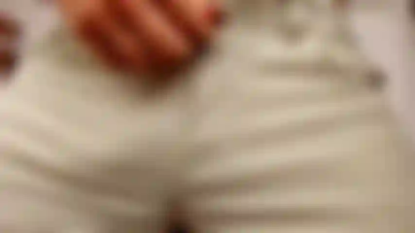 Disfrazado de halloween, masturbándome y disparándome los abdominales.