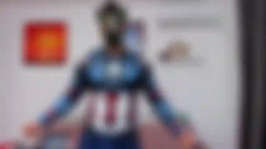 Dominación con mi camiseta de capitán américa, con una máscara de gas.