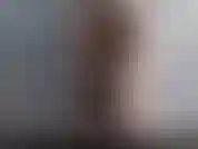 Lavándome el cuerpo con gel de ducha.