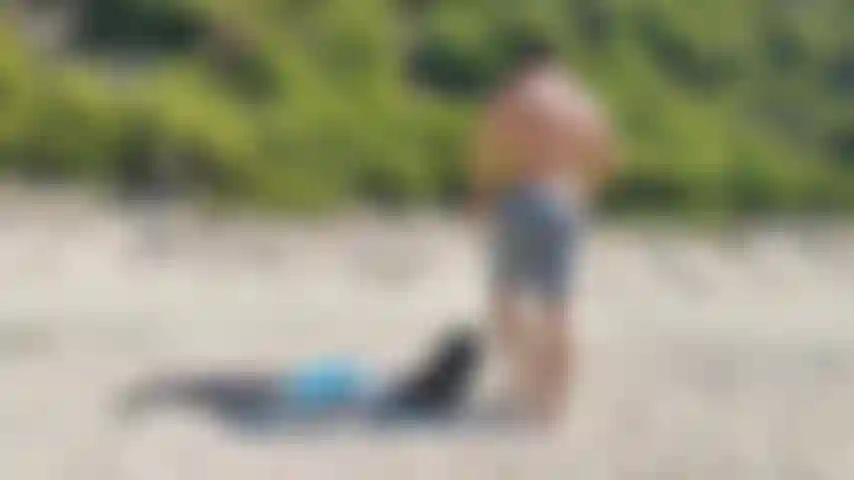 Instalándome en la playa nudista.