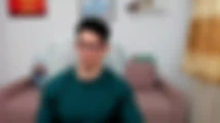 Desnudo, presumiendo.