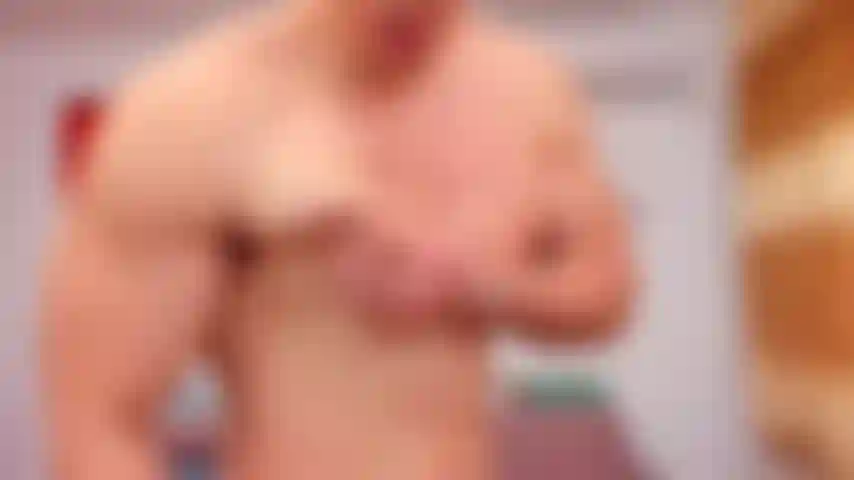 Presumiéndome desnudo, luego acercando mi trasero a la cámara para que puedas lamerlo profundamente.