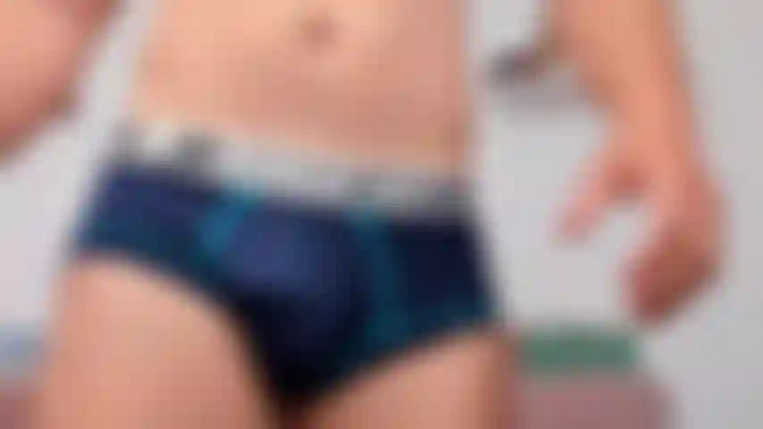 Mostrándote cómo golpearía tu trasero en mi sofá.