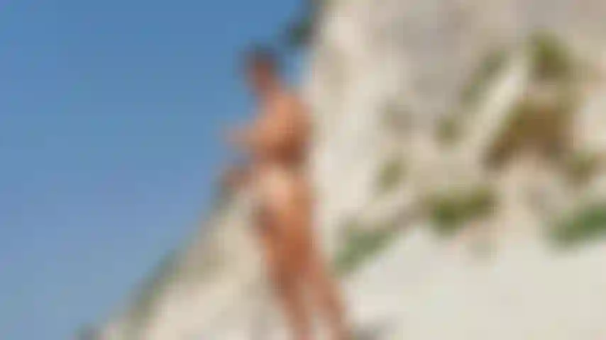 Quieres ayudarme con ese aceite en mi cuerpo. Podría usar tus manos.