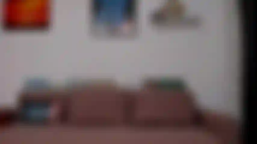 Mostrando mi bulto en mis pantalones cortos.