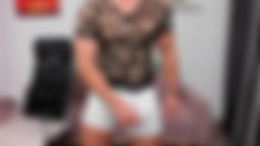 Masturbándome en el sofá con mis placas de identificación y lentes puestos.