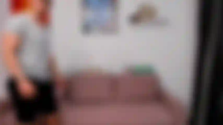 Adora mi bulto en mis pantalones cortos negros sucios.