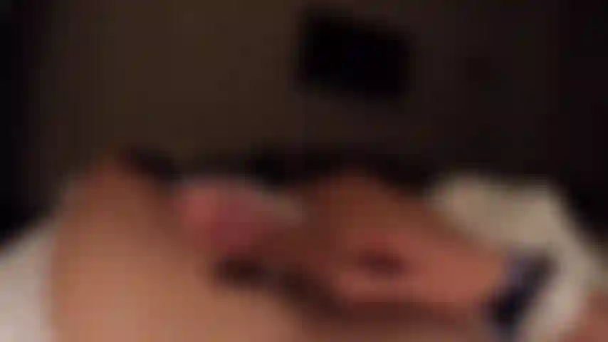 Masturbándome en silencio en la oscuridad con una lucecita encendida... Y corriéndome.