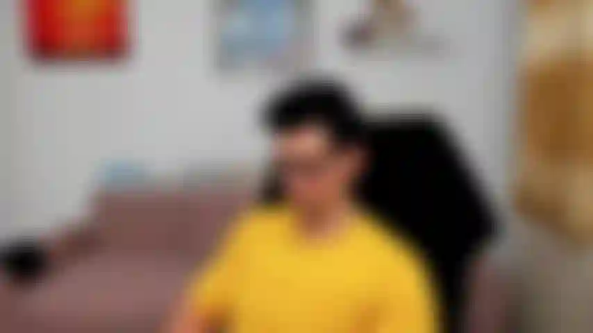 Un poco de axilas, le muestro al chico cómo lo follo en el sofá y luego le ordeno que huela poppers!