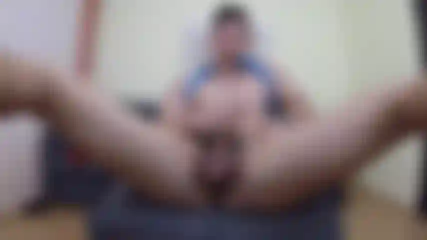 Masturbándome con las piernas abiertas y soplando una carga en mis abdominales.