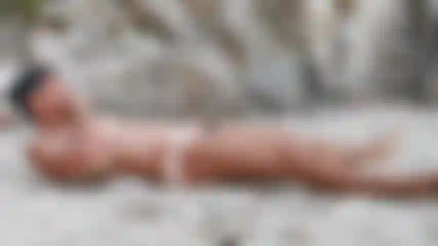 Fumando desnudo y luego bañándome en el mar.