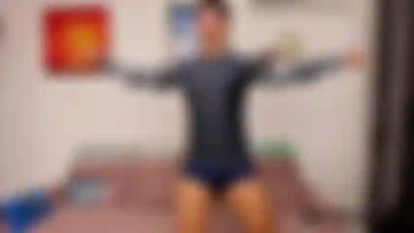 Me deshilacho la camisa con las mangas más ajustadas, me la saco y luego me froto el pecho y los brazos con un poco de aceite.