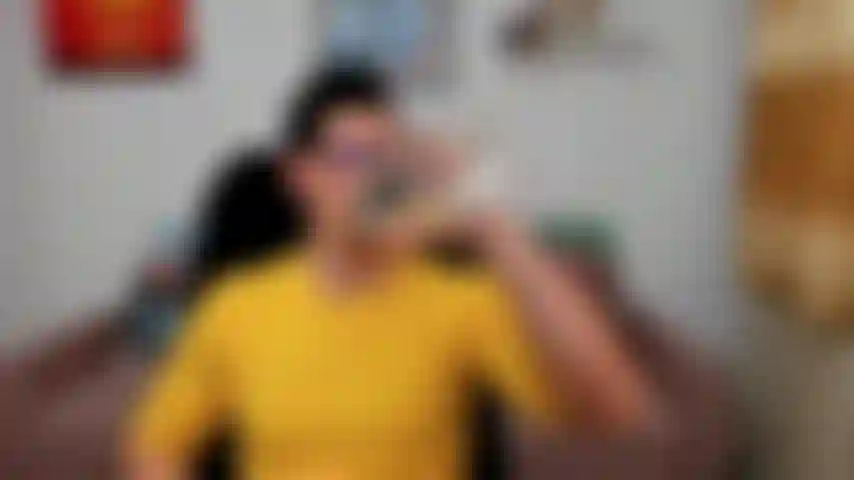 Flexionando desnudo.