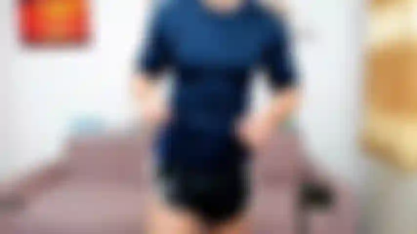 De pie y masturbándome, mostrando mi polla más cerca de la cámara.