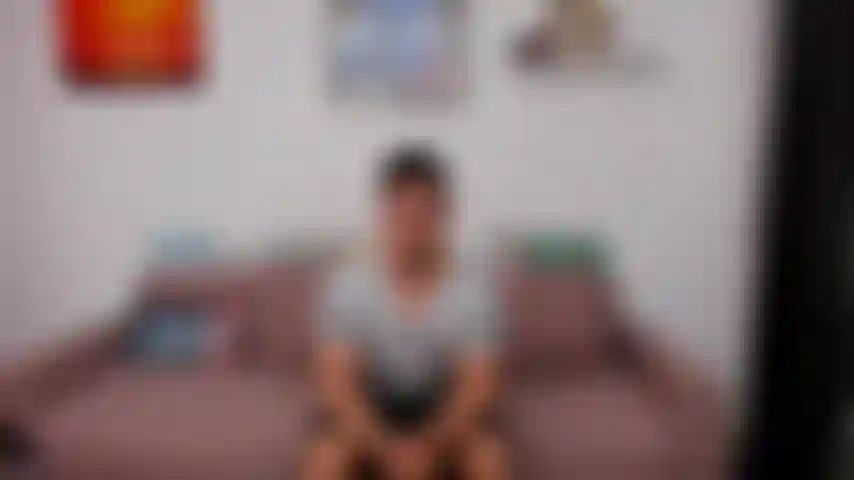 Desnudo en el sofá, jugando con mi polla y haciendo un juego de roles.