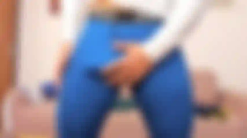 Quieres ver mi polla crecer en mis medias azules.