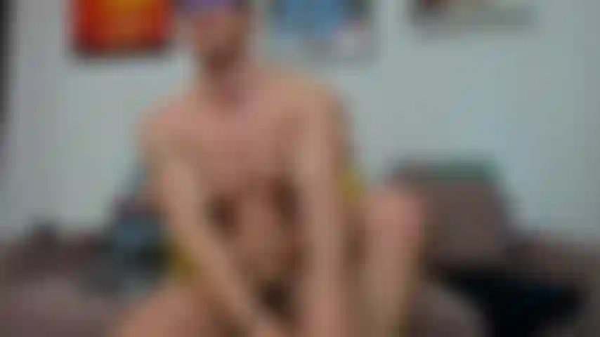 Masturbándome con un calcetín en la boca.