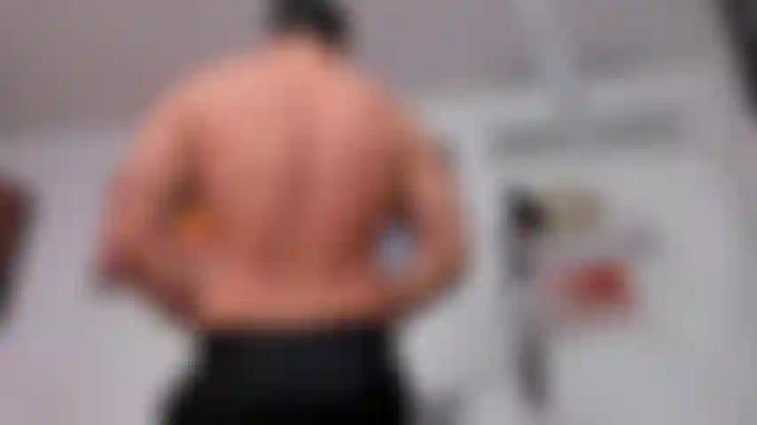 Flexionando con pantalones de negocios y cara de demonio para halloween.