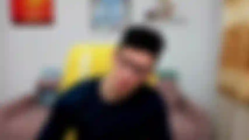 Me pajeo desnudo en mi silla, mientras mis bolas rebotan como locas.