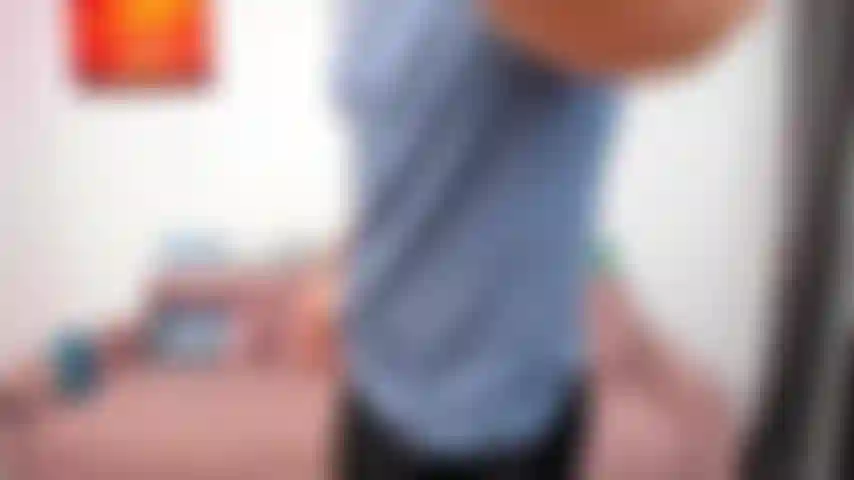 Me flexiono desnudo y luego te follo.