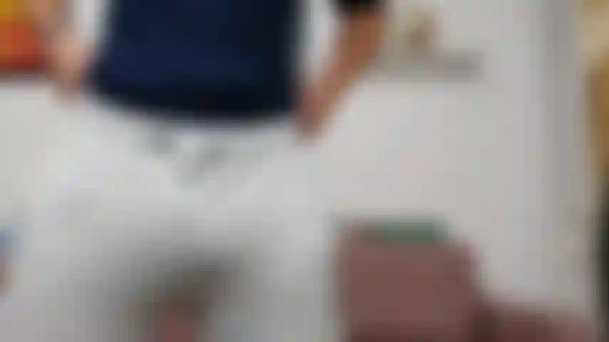 Primer plano de mi polla y huevos con los pantalones puestos, mostrando mi bulto.