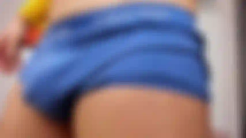 Masturbándome en el sofá con mi camiseta interior amarilla puesta.