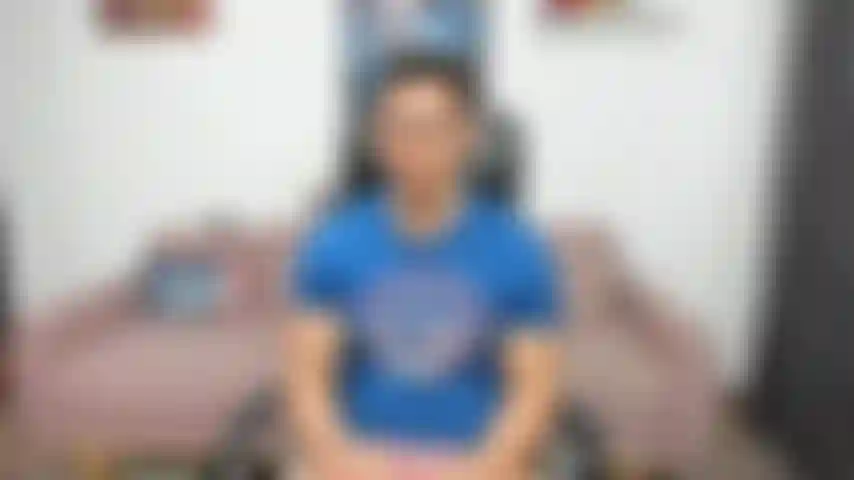 Estoy jugando algunos videojuegos con mi mejor amigo y aparece su hermano. Hace tiempo que no lo veo y ahora quiere conocerse mejor... Recupera el tiempo perdido :).