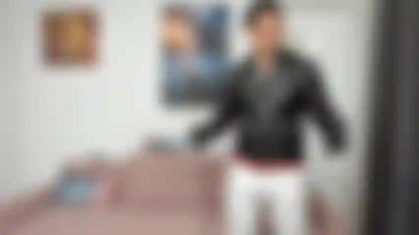 Conocí a una chica en el bosque, mientras estaba vestido con una chaqueta de cuero y unos guantes de cuero. Ambos nos frotamos para calentarnos y terminé disparándole una carga en la cara.