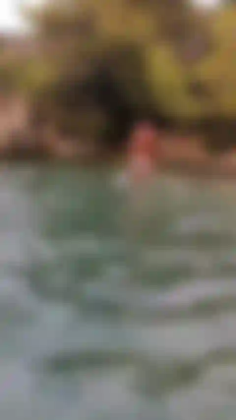 Paseando por la playa enseñando el culo.