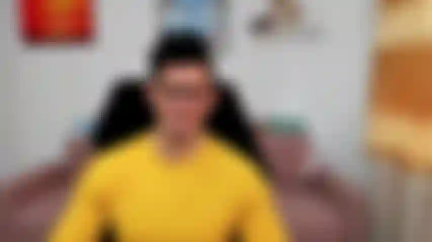 Flexionando mi camisa de compresión, mostrando mi bulto en pantalones cortos.